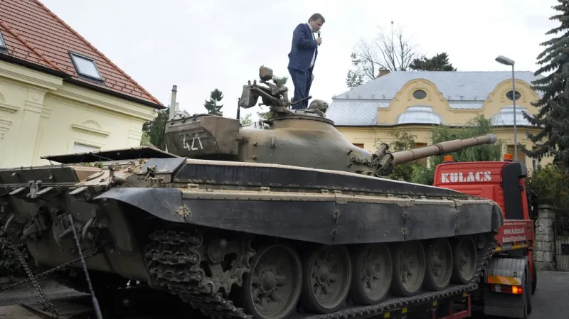 Poslanec na věži tanku v Bratislavě