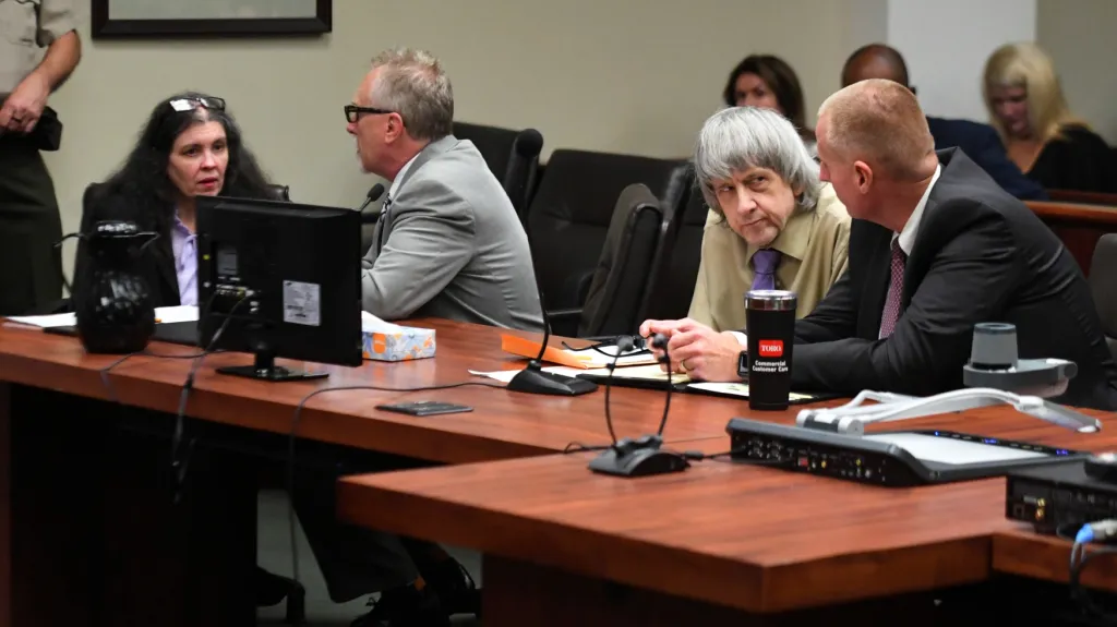 Louise Turpinová a David Turpin u soudu