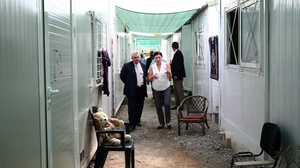 Jourová na návštěvě uprchlického tábora Eleonas