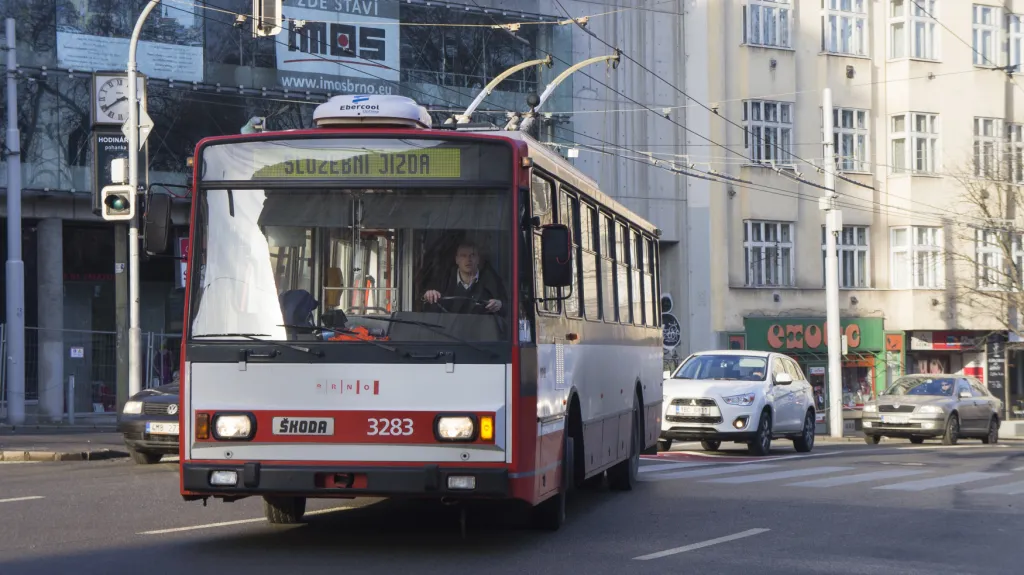 Starší typ trolejbusu, který jezdí v současné době v Brně