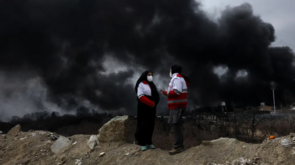 Následky útoku na palivové nádrže u Teheránu (snímky z 8. března 2026)