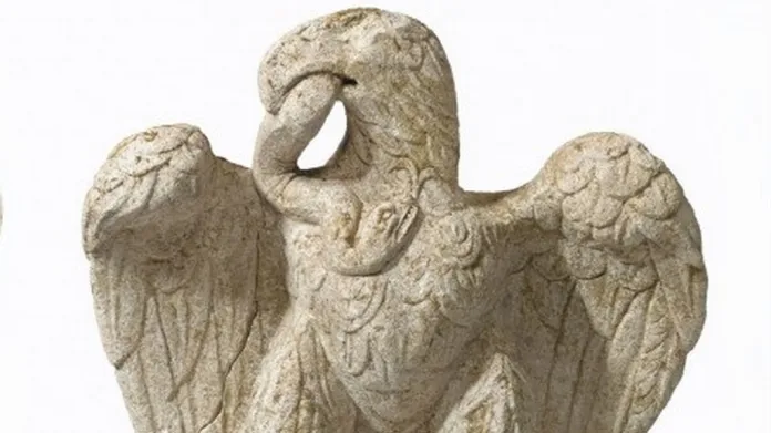 Londýnští archeologové nalezli starořímskou sochu orla