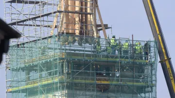 Autojeřáb vynesl 23. října 2019 na kamenný ochoz radnice první část dřevěné konstrukce nové věže