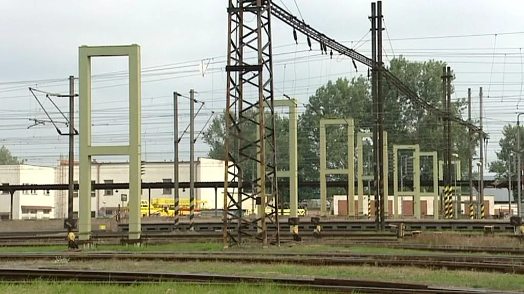 Pilíře v kolejišti pardubického nádraží