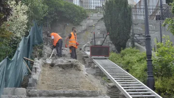 Dělníci v Hranicích opravují Židovské schody