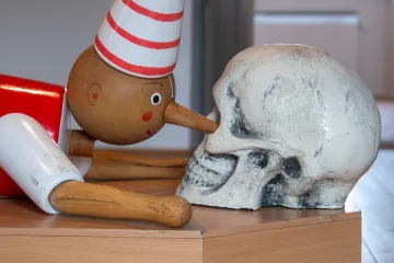 Jiří Surůvka se v Kutné Hoře vysmívá Strůjcům války