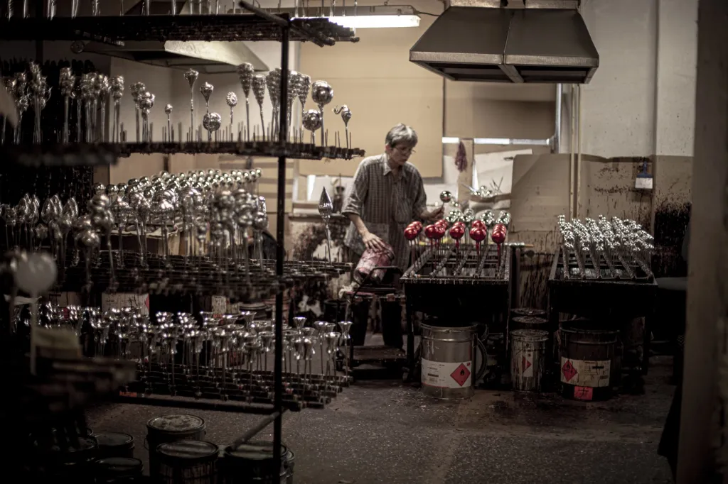 Jednotlivé barvy můžou mít ještě různé efekty, jako je například písek, bronz nebo skořápkový efekt. Nabarvené baňky schnou několik hodin na prknech