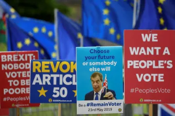 Britové zvolili své europoslance. Nikdo ale neví, na jak dlouho