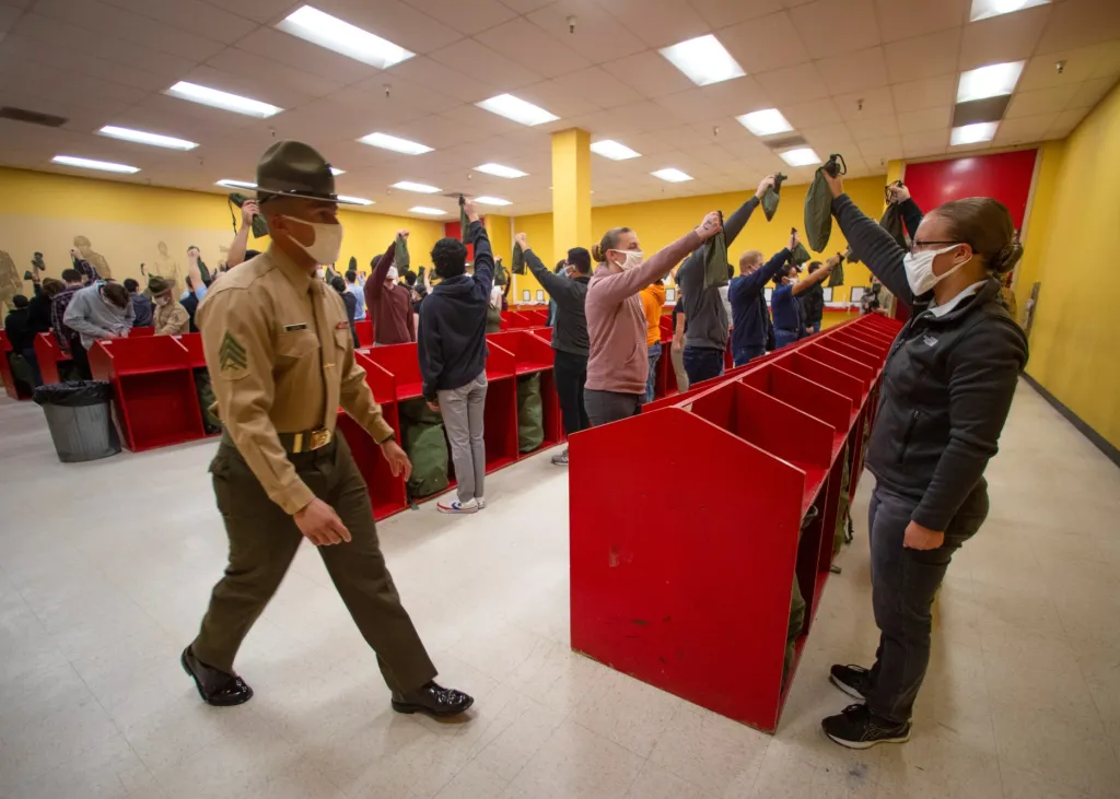 Americká armáda prolomila poslední genderové bariéry. Ženy procházejí tvrdým "mariňáckým" výcvikem, stejně jako muži, na námořní základně Pendleton v Kalifornii