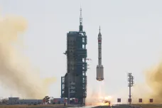 Čína vyslala do kosmu trojici astronautů