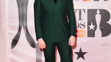 Jack Garrat získal na Brit Awards 2016 cenu kritiků. Přitom teprve letos v únoru vydal svůj debut Phrase. 24letý multiinstrumentalista si na něm hraje s elektronikou, indie popem a trip hopem.