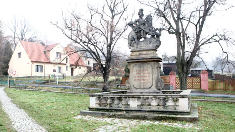 Nahánění rypadly nepamatují jen občané ohrožených obcí. Jezdecká socha patrona velemučedníka - svatého Jiří - už také projezdila kus cesty. Po zbourání Dolního Jiřetína pobývala v Litvínově, než v restituci dorazila sem.