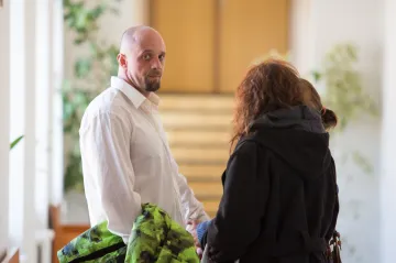 Soud zmírnil trest motorkáři za sražení policistky. Místo vězení dostal podmínku