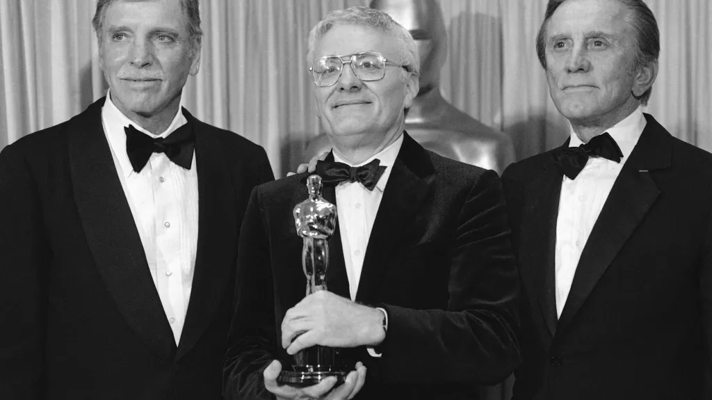 Peter Shaffer (uprostřed) získal v roce 1985 za Amadea Oscara