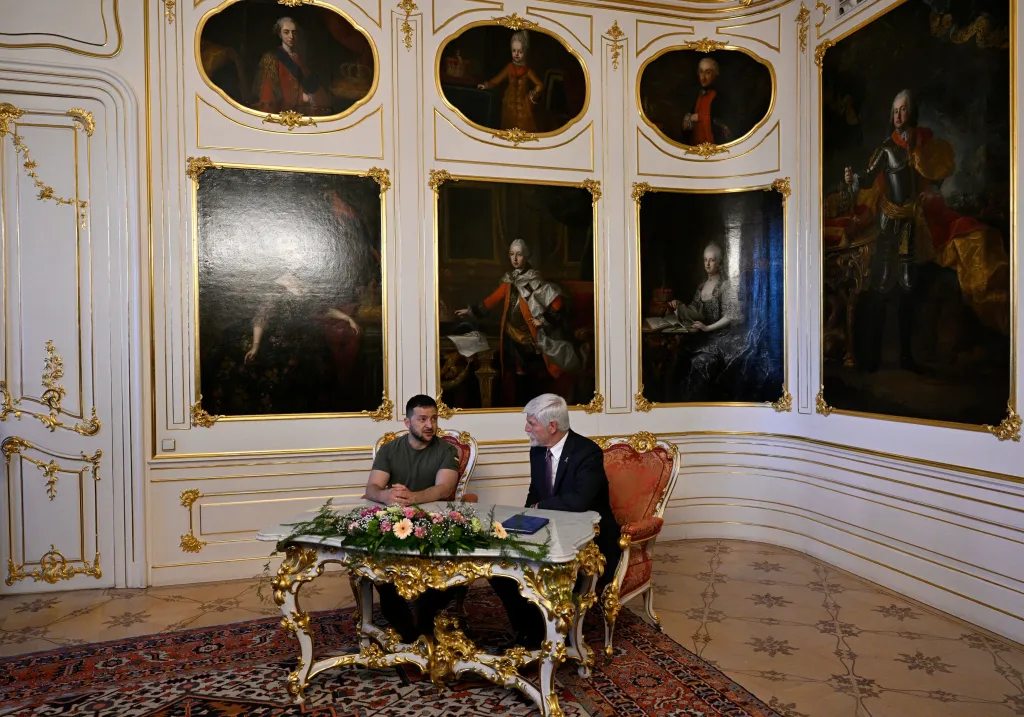 Setkání ukrajinského prezidenta Zelenského a jeho českého protějšku Petra Pavla v prostorách Pražského hradu