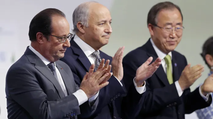 Francois Hollande, Laurent Fabius a Pan Ki-mun při prezentaci dohody z klimatické konference COP21