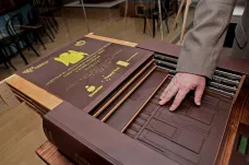 Braillův rafigraf nebo elektronický slabikář. Technické muzeum v Brně vystavuje pomůcky pro nevidomé