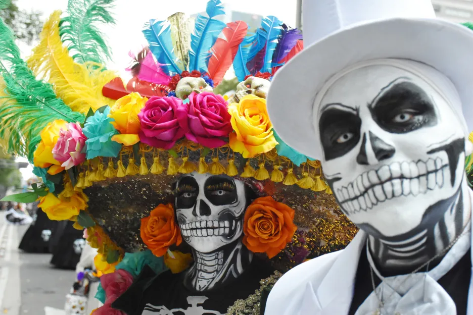 Účastníci průvodu během každoročních oslav Dne mrtvých v Mexico City