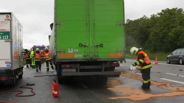 Nehoda tří kamionů na dálnici D1
