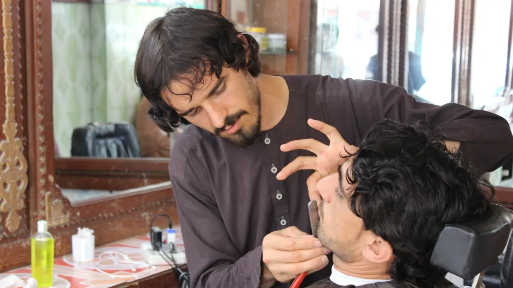 Ilustrační foto – holení vousů v afghánském Chóstu