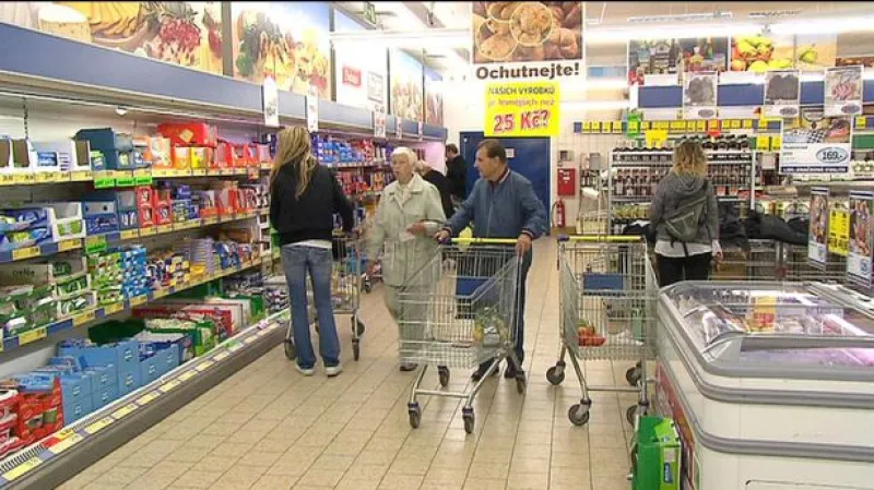 Mzdy nominálně rostou, reálně klesají