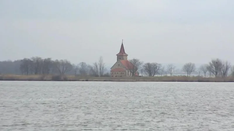 Obec Mušov ustoupila vodní nádrži, zbyl jenom kostelík