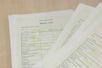 Dvě holčičky žily s rodiči v jurtě. Ve dvou a čtyřech letech neměly jména ani rodné listy
