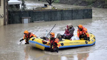 Záchranáři evakuují lidi ze zatopených částí Říma