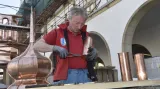 Klempíř František Žíla uzavírá kovové schránky. Zamířily na vrchol věže
