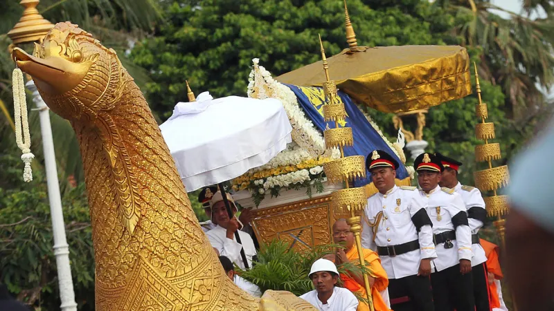 Rakev s ostatky bývalého kambodžského krále Norodoma Sihanuka