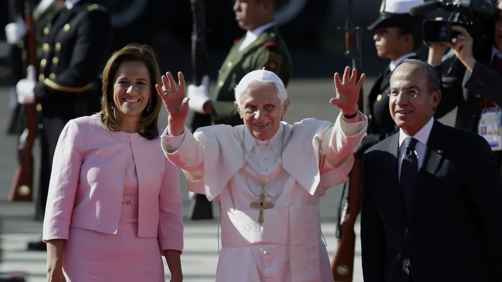Papež Benedikt XVI. v doprovodu mexického prezidenta a jeho manželky krátce po příletu