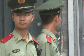 Peking vykresluje cizince jako hrozbu. Skrze aplikaci volá po udávání „špionů“