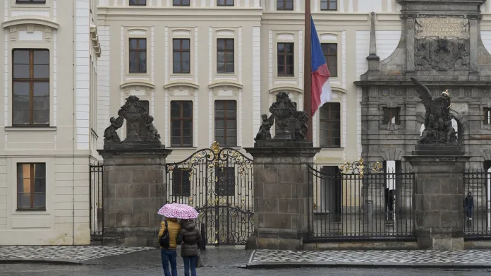 Vlajka na půl žerdi na I. nádvoří na památku Jaroslava Kubery