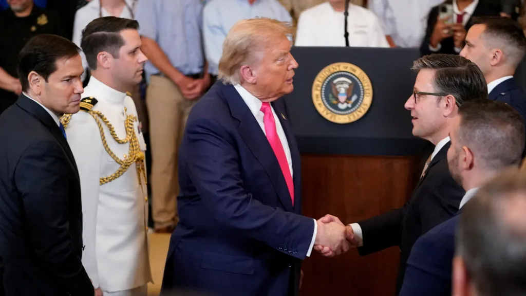 Prezident USA Donald Trump na snímku s předsedou Sněmovny reprezentantů Mikem Johnsonem