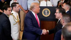 Prezident USA Donald Trump na snímku s předsedou Sněmovny reprezentantů Mikem Johnsonem