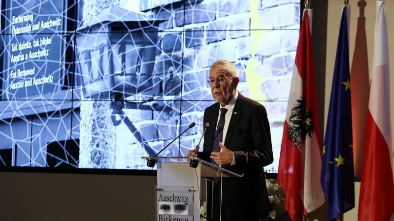 Alexander Van der Bellen během ceremoniálu v Osvětimi