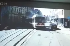 Trolejbus náhle vybočil do cesty tramvaji, ukazuje záznam brněnské nehody