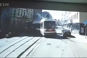 Trolejbus náhle vybočil do cesty tramvaji, ukazuje záznam brněnské nehody