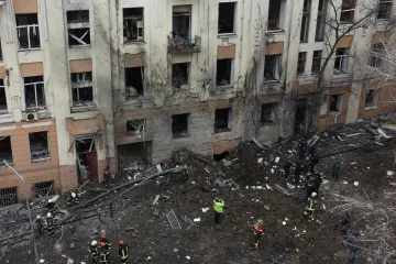 Rusko pálilo rakety na Charkov, zasáhly bytový dům