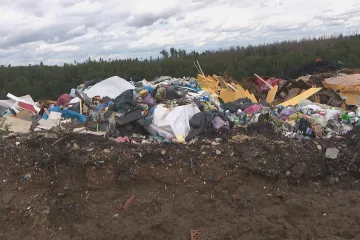 Odpadu přibývá. Někteří ho hromadí na zahradě k nelibosti téměř bezmocných sousedů