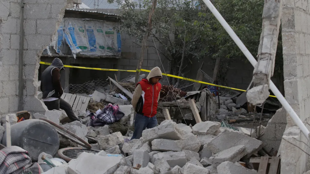 Trosky objektu v Mexiku po výbuchu skladované pyrotechniky