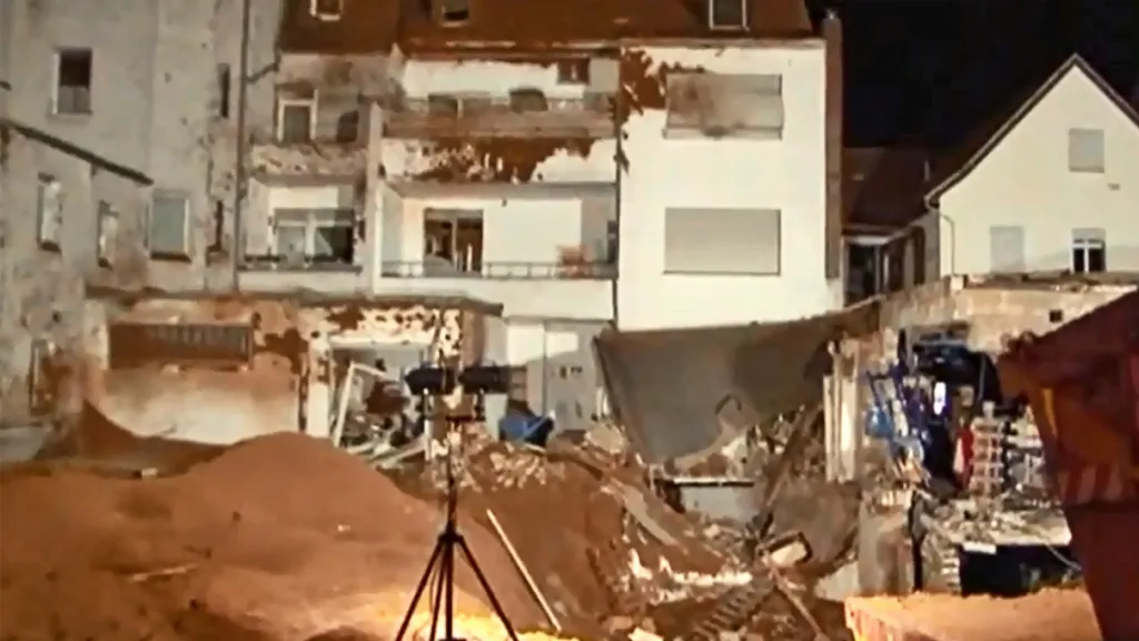 Následky exploze letecké pumy ve Viersenu