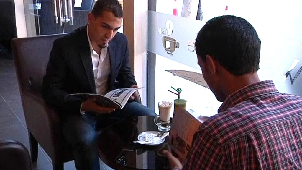 Libyjci čtou knihy v kavárnách