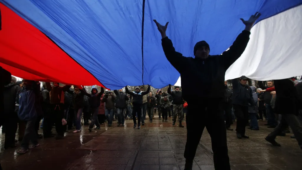 Proruští demonstranti před krymským parlamentem