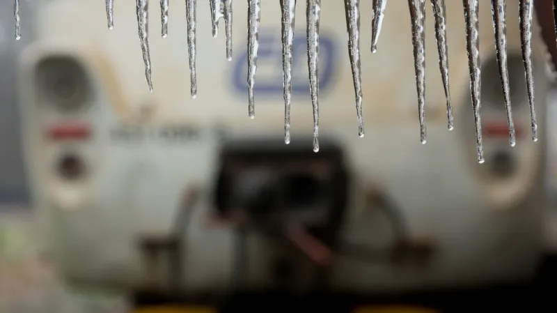 Ledovka zastavila dopravu na železnici