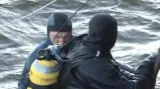 Potápěči pátrají po cestujících z potopeného parníku