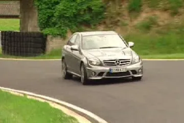 Jak se nedostat do problémů při půjčení auta v zahraničí?