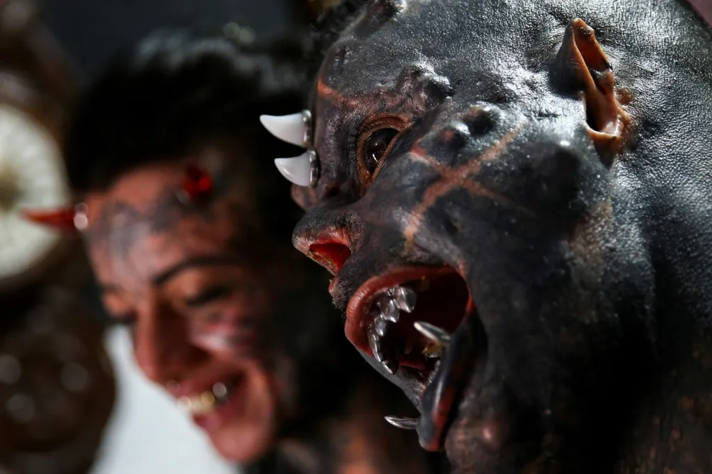 Brazilský umělec Michel Praddo, nazývaný „lidský satan“ prezentuje ve svém ateliéru extrémní modifikaci svého těla, které je možné dosáhnout kombinací tetováže, zásahu dentisty a podkožních implantátů z chirurgické oceli