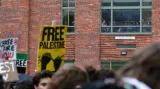 Studenti z George Washington University demonstrují za svobodnou Palestinu. V táboře se nachází i skupina podporující Izrael