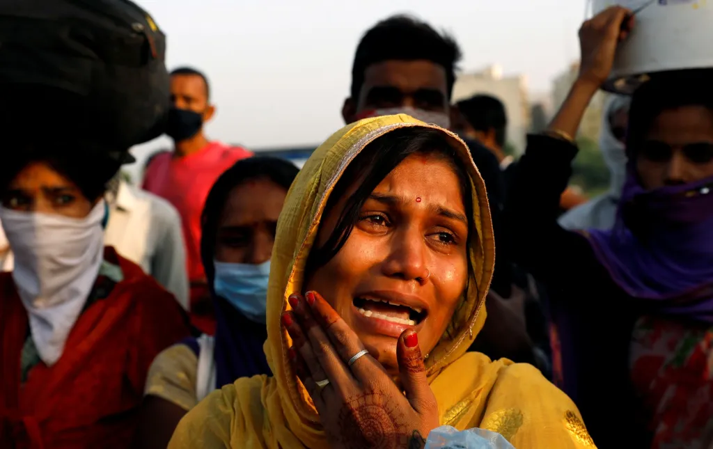 Žena na fotografii pláče, protože jí není umožněno odjet z hlavního města Dillí